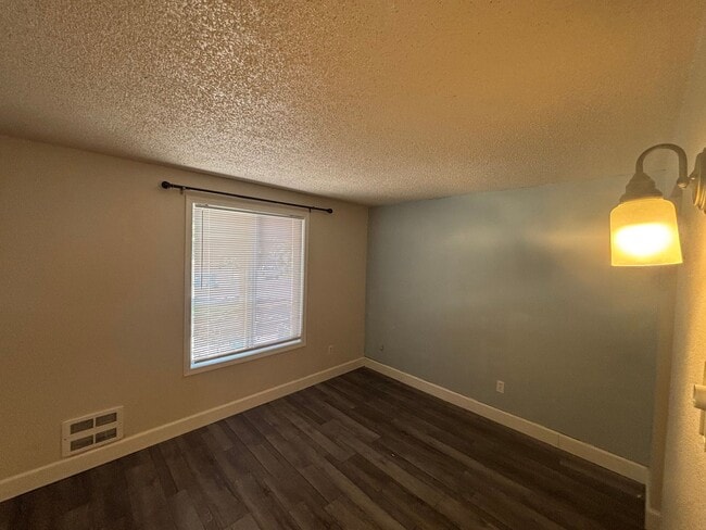 Building Photo - Garden-Style Condo in the Heart of Bend!