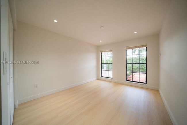 Building Photo - 1550 S Greenway Dr