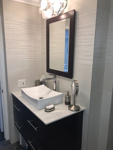 Building Photo - 555 Esplanade