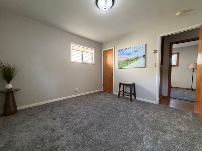 Building Photo - 3bed, 1bath home for rent in quiet Waterlo...