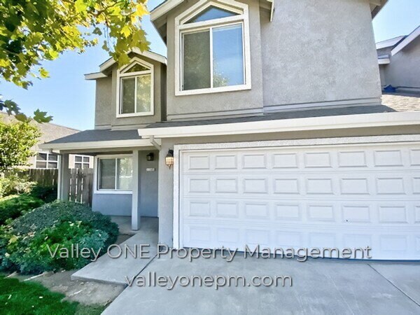 Building Photo - COMING SOON! Private Ground Floor Townhome in Desirable Complex with Attached 2 Car Garage