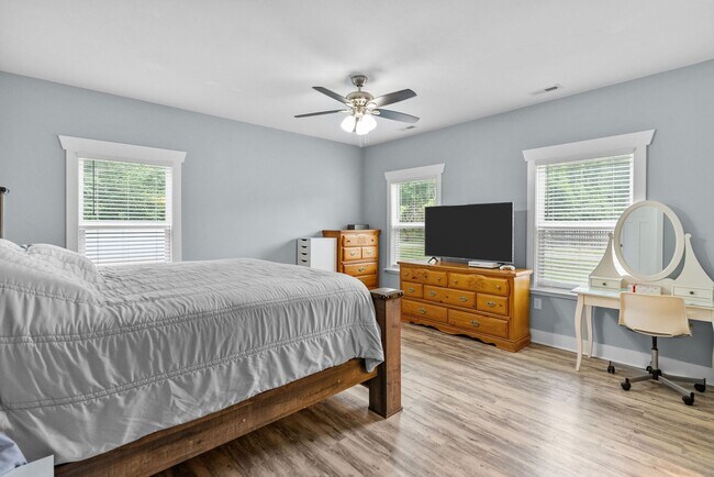 Building Photo - Charming 3-Bedroom Home in Suffolk!