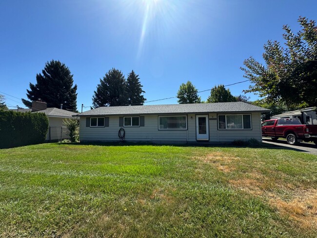 Building Photo - 4 Bedroom Home on Corner Lot