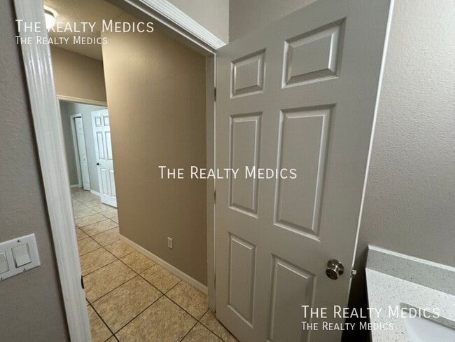 Building Photo - 2854 Oakwater Dr