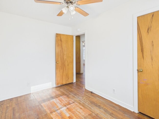 Building Photo - Spacious 2 bedroom 2 living areas 1 bath with a garage!