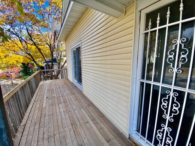 Building Photo - Awesome 4BD/3BA in prime Uptown! Remodeled w/ HGTV! Avail. May 1st!