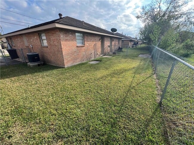 Building Photo - 2222 Bartolo St