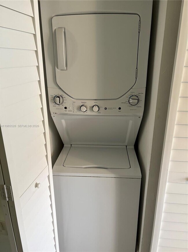 Building Photo - 10095 SW 77th Ct