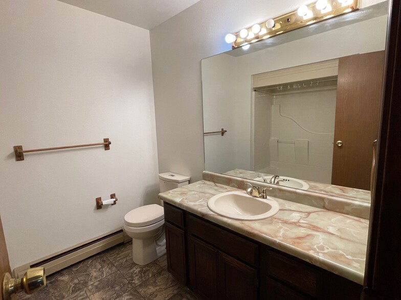En-Suite Bathroom for Lower Bedroom - 21 El Sereno Dr