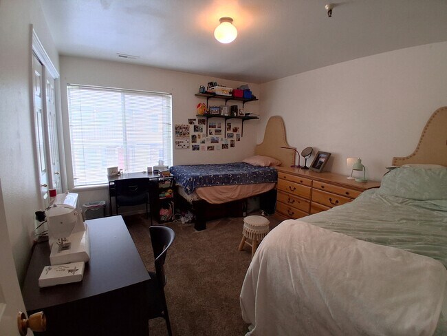 Building Photo - 659 700 E