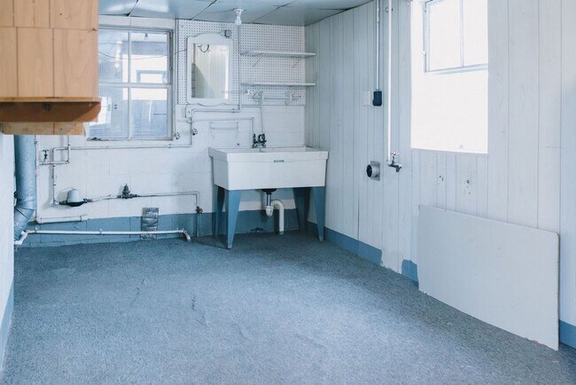 Building Photo - 114 Thompson St