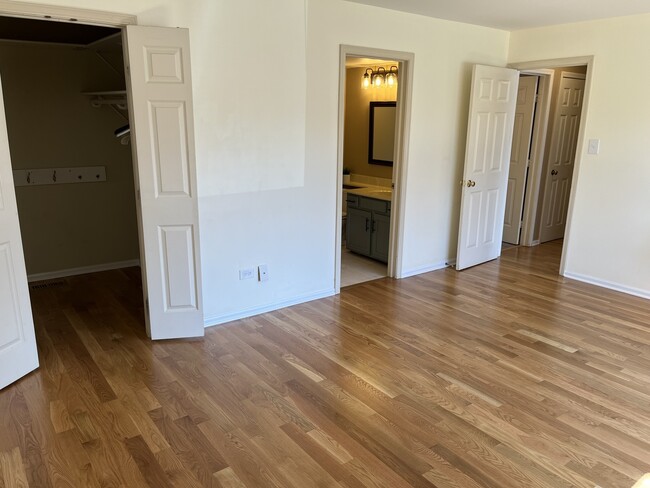 Building Photo - 275 Hickory Ln