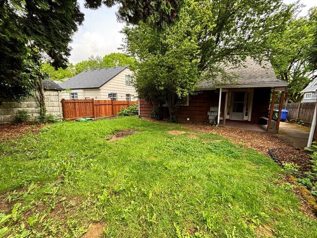 Building Photo - Newly updated 4 bedroom house in Laurelhurst neighborhood!