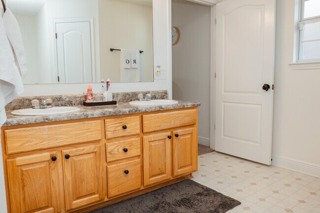 Building Photo - 641 Territory Ln