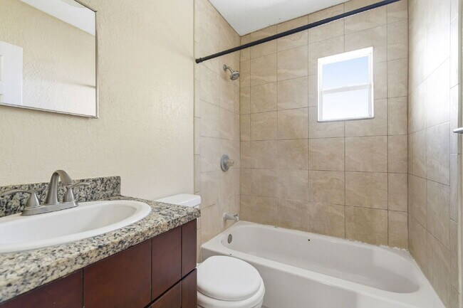 Building Photo - Updated 2-bedroom apartment in St. Petersburg offering 650 square feet of refreshed living space ...