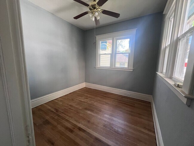 Building Photo - Large Single Family Five Bedroom Home!