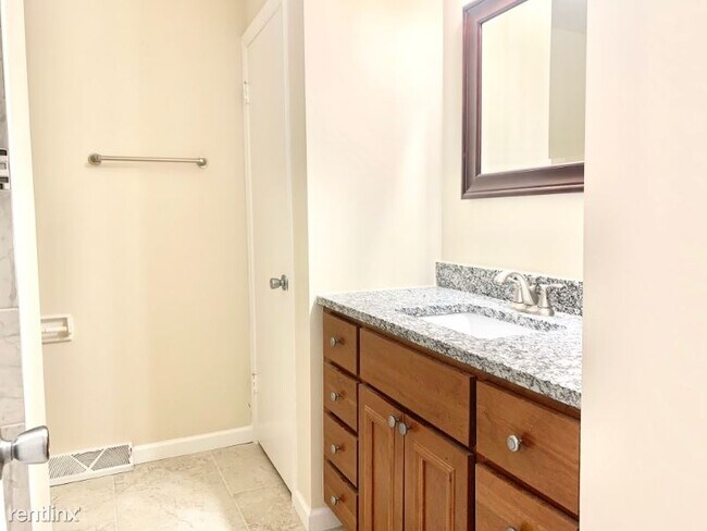 Building Photo - 3 br, 3 bath Townhome - 2314 W Bancroft Ct