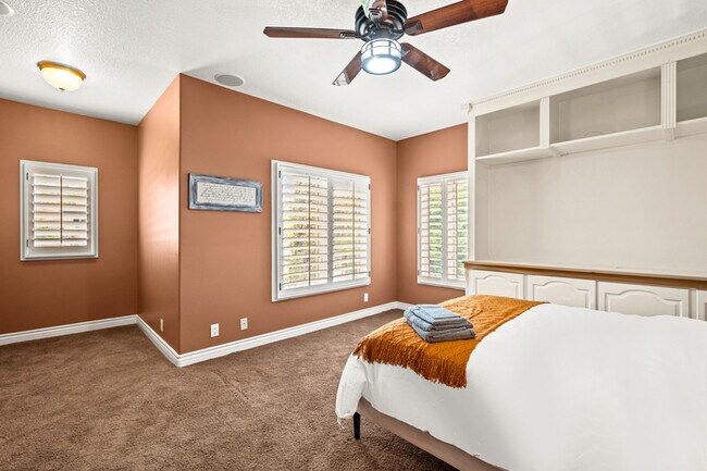 Building Photo - Elegant 5BR Furnished Estate with Pool & G...