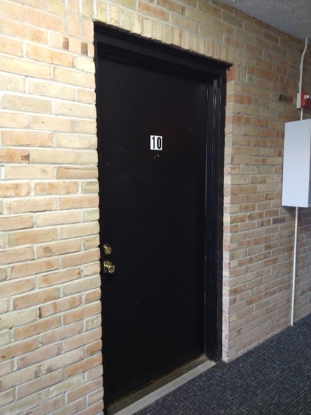 Building Photo - 1103 W Maple St