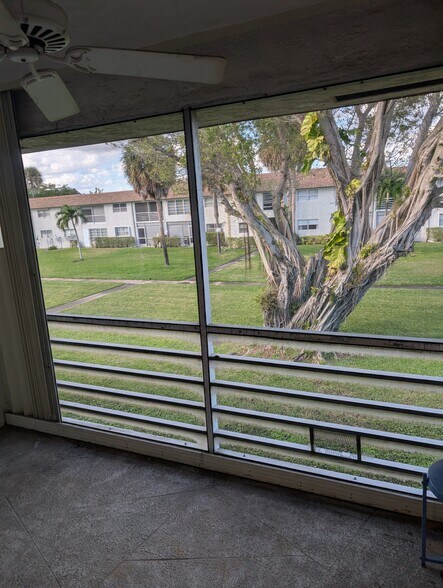 Building Photo - 9911 Sandalfoot Blvd