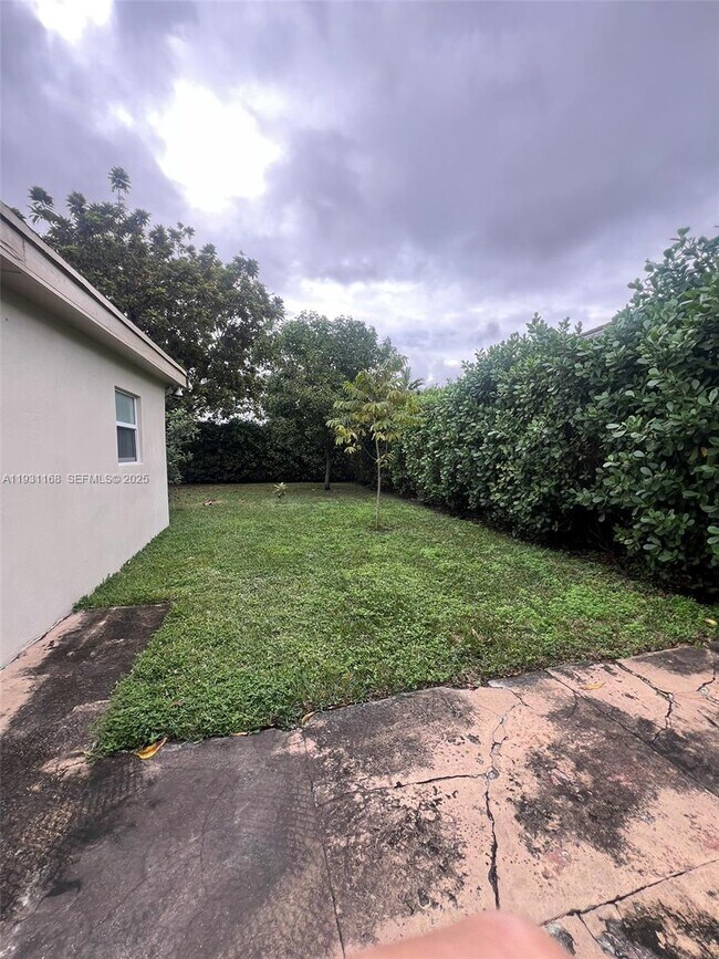 Building Photo - 9030 SW 40th Terrace