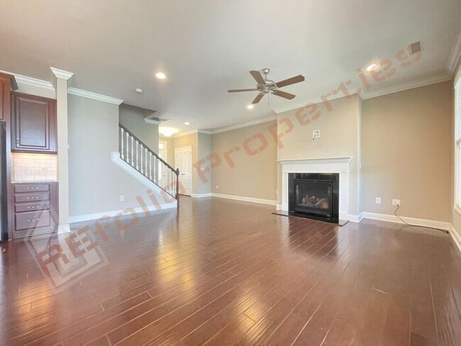 Building Photo - Beautiful 3 Bedroom Townhome with 3rd Floo...