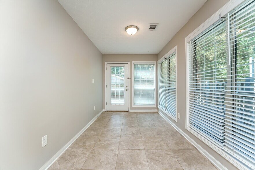 Building Photo - 2981 Landmark Dr SE