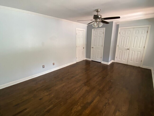 Building Photo - Amazing in town ranch awaits you!