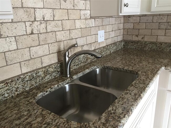 Building Photo - Condo Living Close to everything in Brentwood