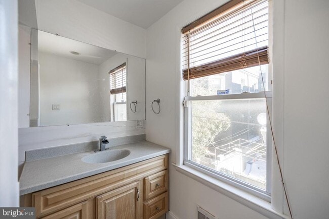 Building Photo - 835 N Newkirk St