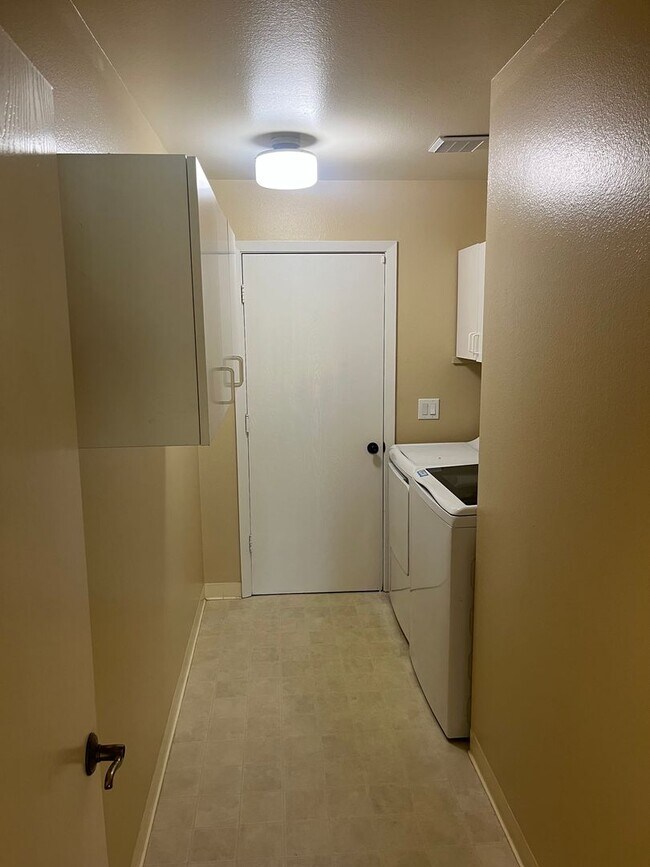 Building Photo - 1080 Maraschino Dr