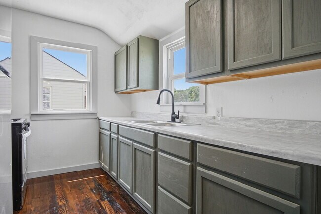 Building Photo - 1236 SW 30th St