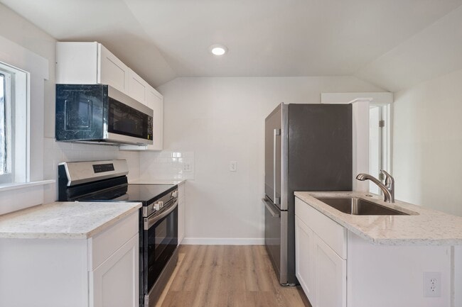 Building Photo - Beautiful Unit in the Heart of Bend!