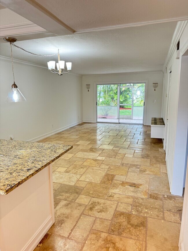 Building Photo - 905 SW 48th Ter