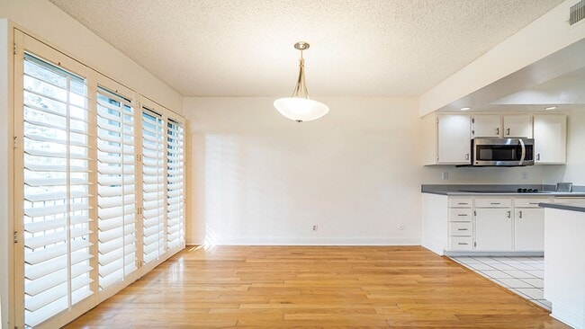 Building Photo - Luxury Penthouse Newly Renovated 1 Bed + Den Condo