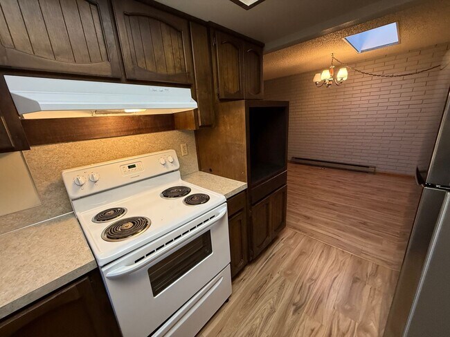 Building Photo - Charming Retro-Style 2BR in Prime Downtown Location