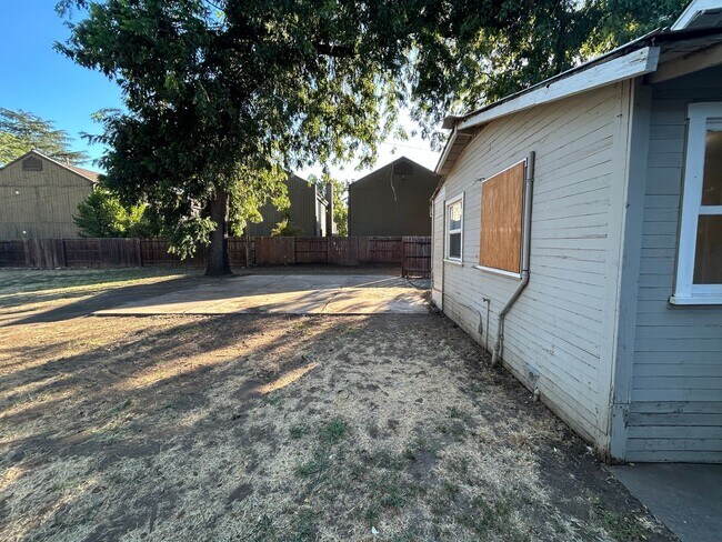 Building Photo - 4 bedroom 2 bath next to Chico State.