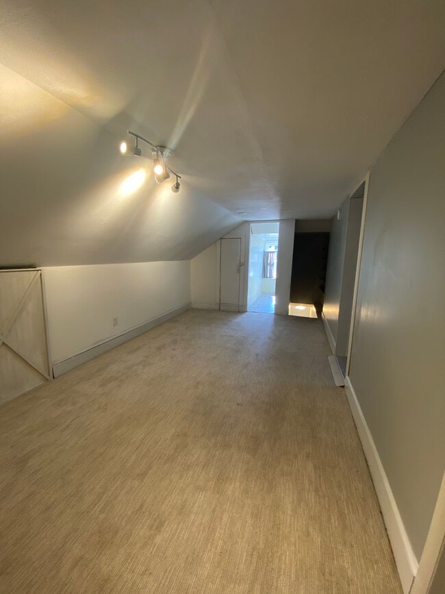 Building Photo - 3 Bedroom, 3.5 Bathroom In Downtown Perryv...