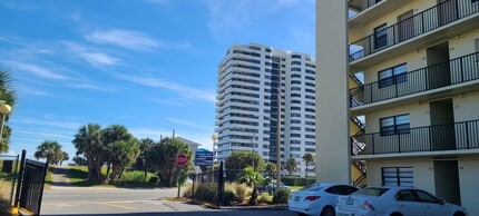 Building Photo - Vacation Rental - 30 Day min stay - across From Daytona Beach Only $1500-$2000 Month
