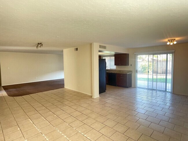 Building Photo - COMMUNITY POOLS-3 Bedroom/2 Bath in Dobson Ranch