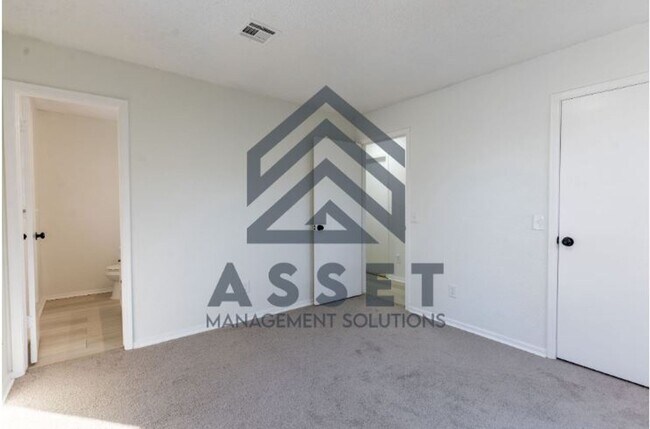 Building Photo - 5 Bedroom House Available Now