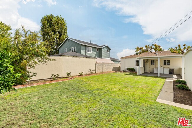 Building Photo - 7869 Croydon Ave