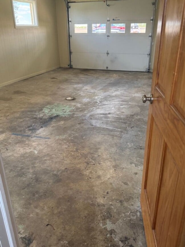Building Photo - Beautiful 3BR home ten minutes from Bloomington with large lot. Recently refurbished and modernized