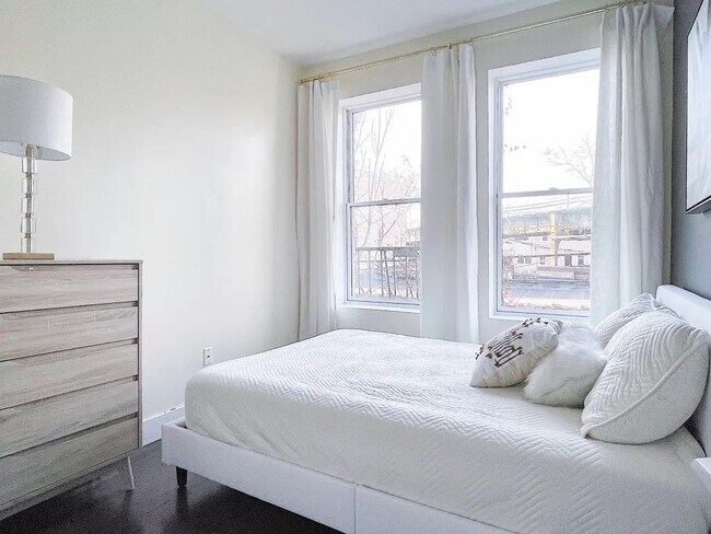 Building Photo - Furnished room/NOT APARTMENT