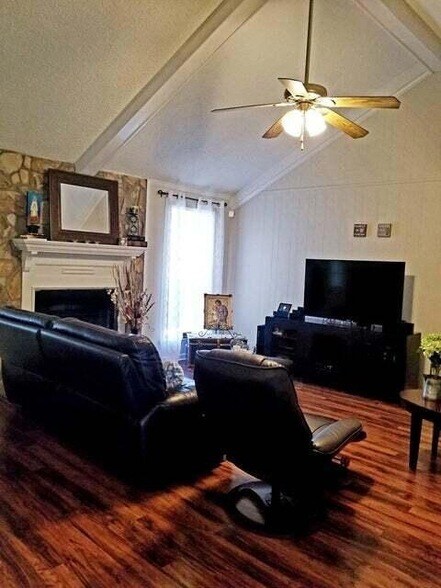 Building Photo - 3521 Hilltop Dr