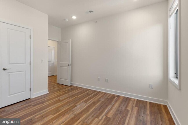 Building Photo - 2411 Kensington Ave