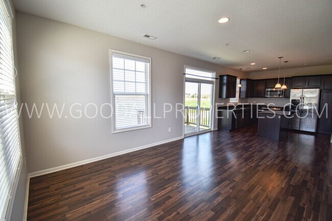 Building Photo - 2 Bedroom 2.5 Bath end unit Townhome in West Des Moines with attached garage