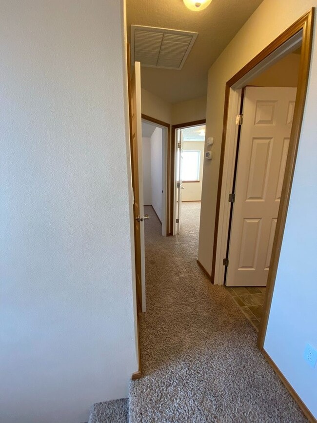 Building Photo - Centrally Located Townhouse w/ Single Car Garage!