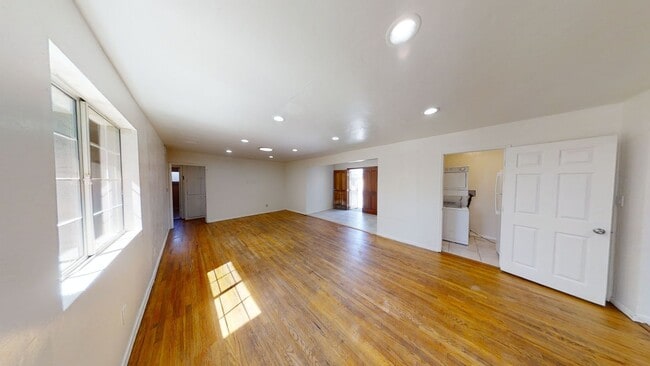 Building Photo - 7BD/3BA, Big Driveway!!