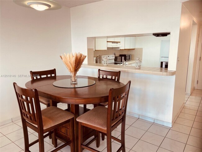Building Photo - 2555 Collins Ave